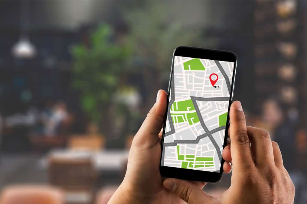smartphone mostra mappa con attività locale